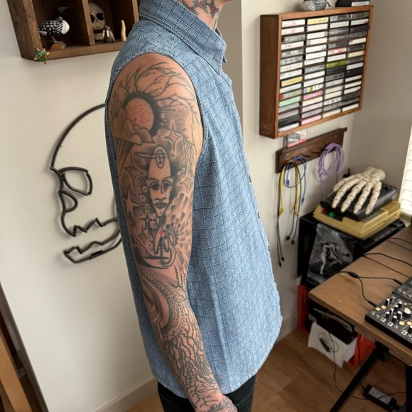 💀 SOLD 💀 Vintage 80s Denim Sleeveless Embroidered Grid Button Down Shirt USA ~ S - Picture 4 of 8